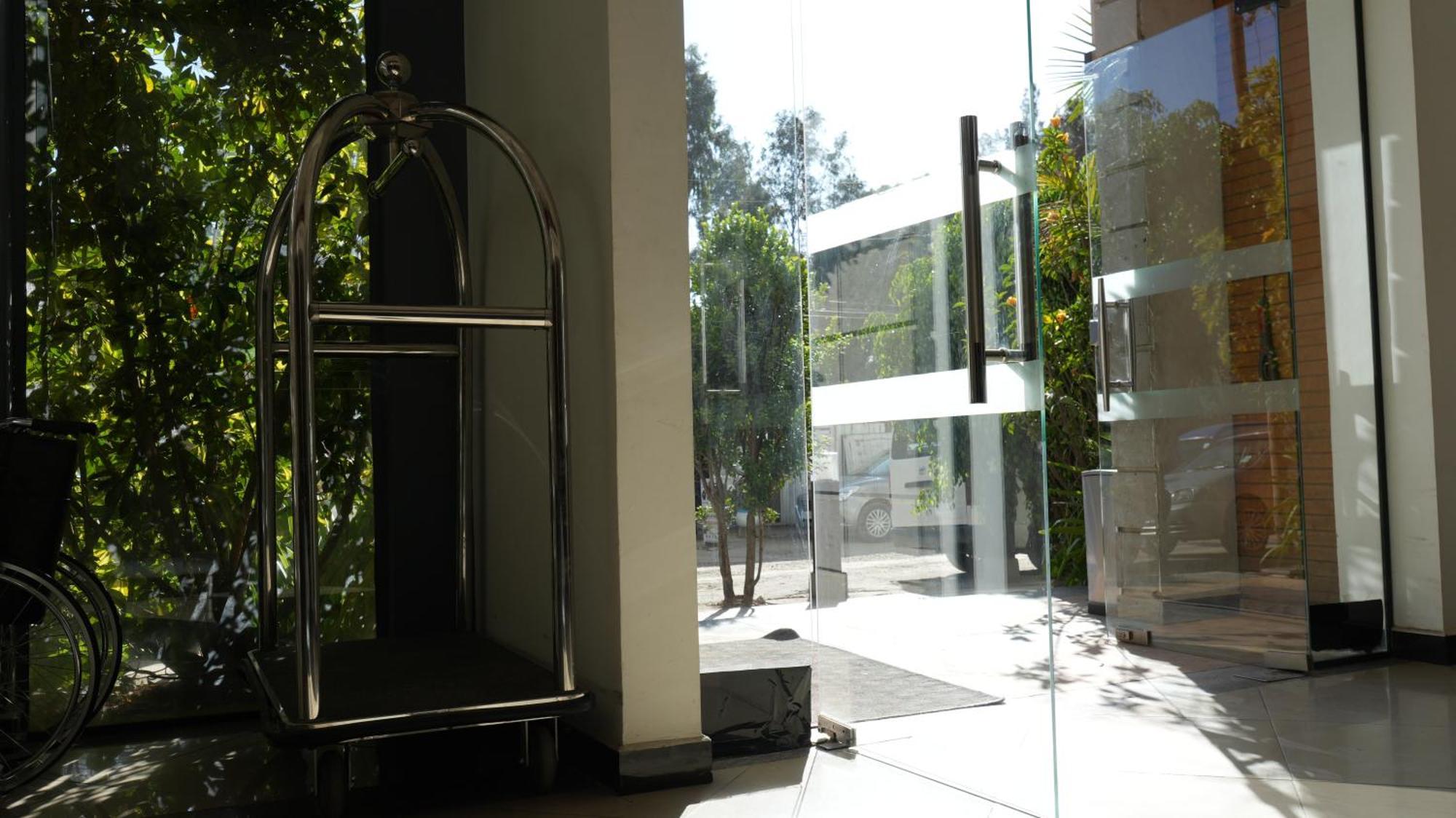 Mazeki Addis Boutique Hotel Exterior photo